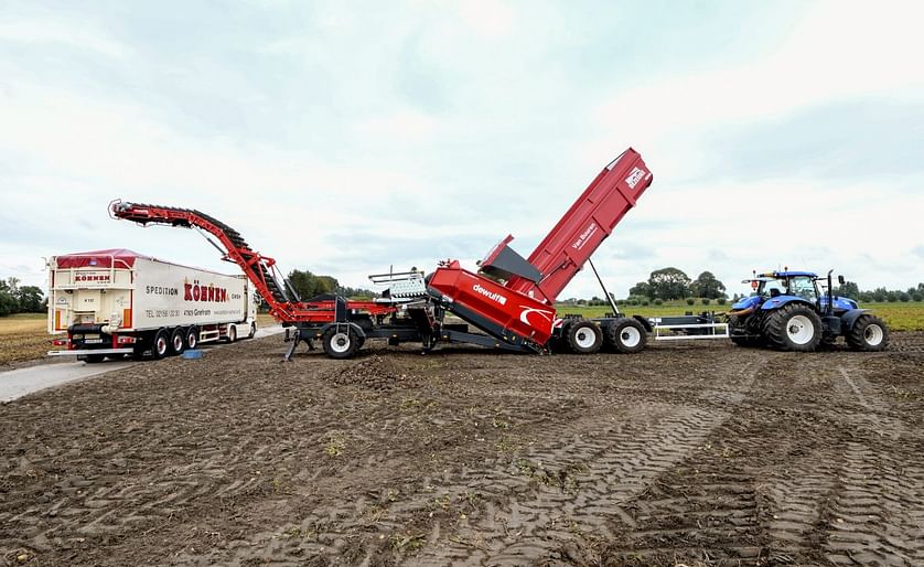 Dewulf, full-liner in agricultural machines for the cultivation of potatoes and root crops, launches a unique transfer combi: the Field Loader 240