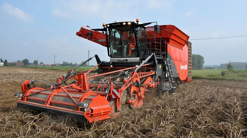Dewulf Kwatro: 3-row (90 cm) self-propelled sieving harvester with cleaning unit and bunker