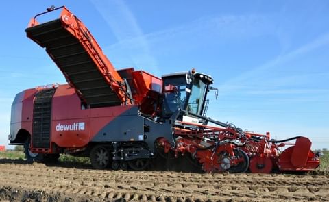 Dewulf has implemented extensive updates for 2016 on the current Kwatro, a self-propelled 4-row sieving potato harvester. Dewulf has implemented extensive updates for 2016 on the current Kwatro, a self-propelled 4-row sieving potato harvester.