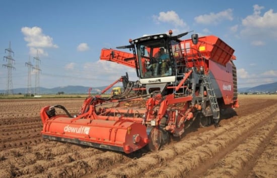 Dewulf Kwatro: 4-row self-propelled sieving harvester with cleaning unit and bunker
Dewulf Kwatro: 4-row self-propelled sieving harvester with cleaning unit and bunker