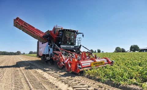 Kwatro Self-propelled 4-row sieving harvester Kwatro Self-propelled 4-row sieving harvester