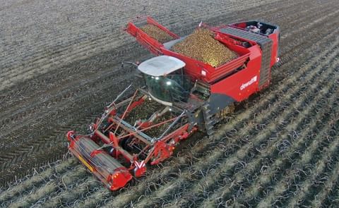 Dewulf Kwatro Xtreme harvesting potatoes, seen from above Dewulf Kwatro Xtreme harvesting potatoes, seen from above