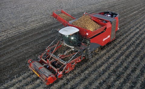 Dewulf Kwatro Xtreme harvesting potatoes, seen from above Dewulf Kwatro Xtreme harvesting potatoes, seen from above