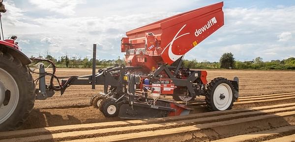 Dewulf Structural 30 Mounted or trailed 3-row belt planter