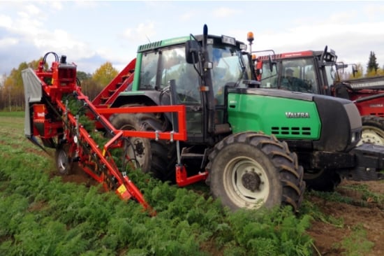 Dewulf P3K:1-row mounted top lifting harvester with discharge elevator Dewulf P3K:1-row mounted top lifting harvester with discharge elevator