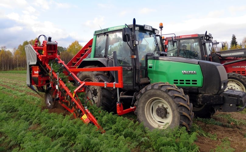 P3K Profi, a 1-row mounted top lifting harvester with discharge elevator P3K Profi, a 1-row mounted top lifting harvester with discharge elevator
