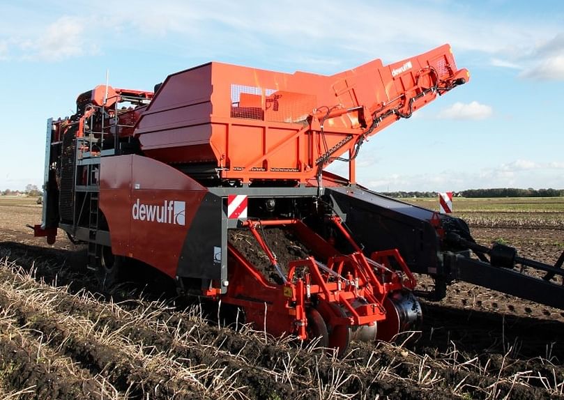 Dewulf RA2060: 2-row trailed offset harvester with cleaning unit and bunker