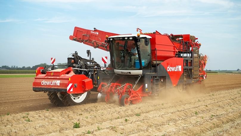 Dewulf RA3060: 2-row self-propelled sieving harvester with cleaning unit and bunker
