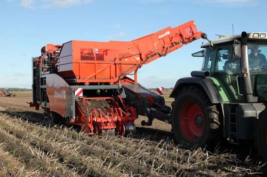 Dewulf RA2060: 2-row trailed belt planter