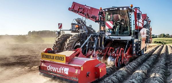 Dewulf presents number 300 of the R3060 in England