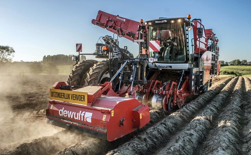 Dewulf RF3060: 2-row self-propelled sieving harvester with Flexyclean® and bunker Dewulf RF3060: 2-row self-propelled sieving harvester with Flexyclean® and bunker