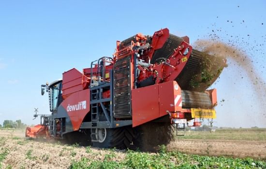 Dewulf RF3060: 2-row self-propelled potato harvester with bunker and Flexyclean®