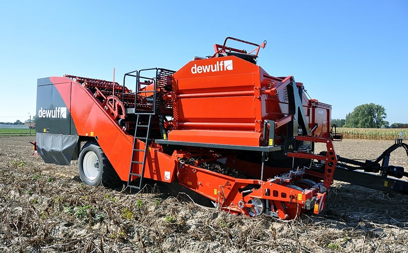 Torro: trailed 2-row sieving harvester, now with an unloading-on-the-move bunker Torro: trailed 2-row sieving harvester, now with an unloading-on-the-move bunker