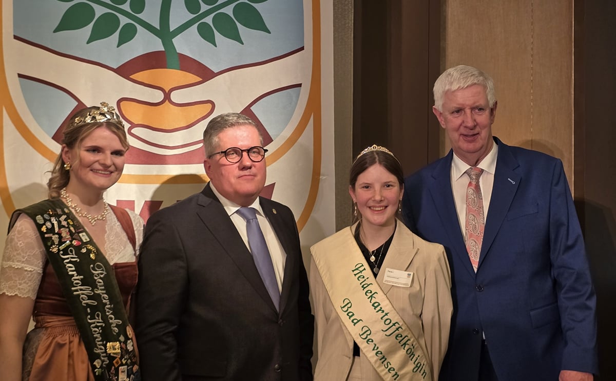 Deutscher Kartoffelhandelsverband e.V. (DKHV) hosted the 19. Internationale Berliner Kartoffelabend (IBK) with highlights from President Thomas Herkenrath, UNIKA Chairman Olaf Feuerborn, and the charming presence of Potato Queens Daniela I from Bavaria an Deutscher Kartoffelhandelsverband e.V. (DKHV) hosted the 19. Internationale Berliner Kartoffelabend (IBK) with highlights from President Thomas Herkenrath, UNIKA Chairman Olaf Feuerborn, and the charming presence of Potato Queens Daniela I from Bavaria an