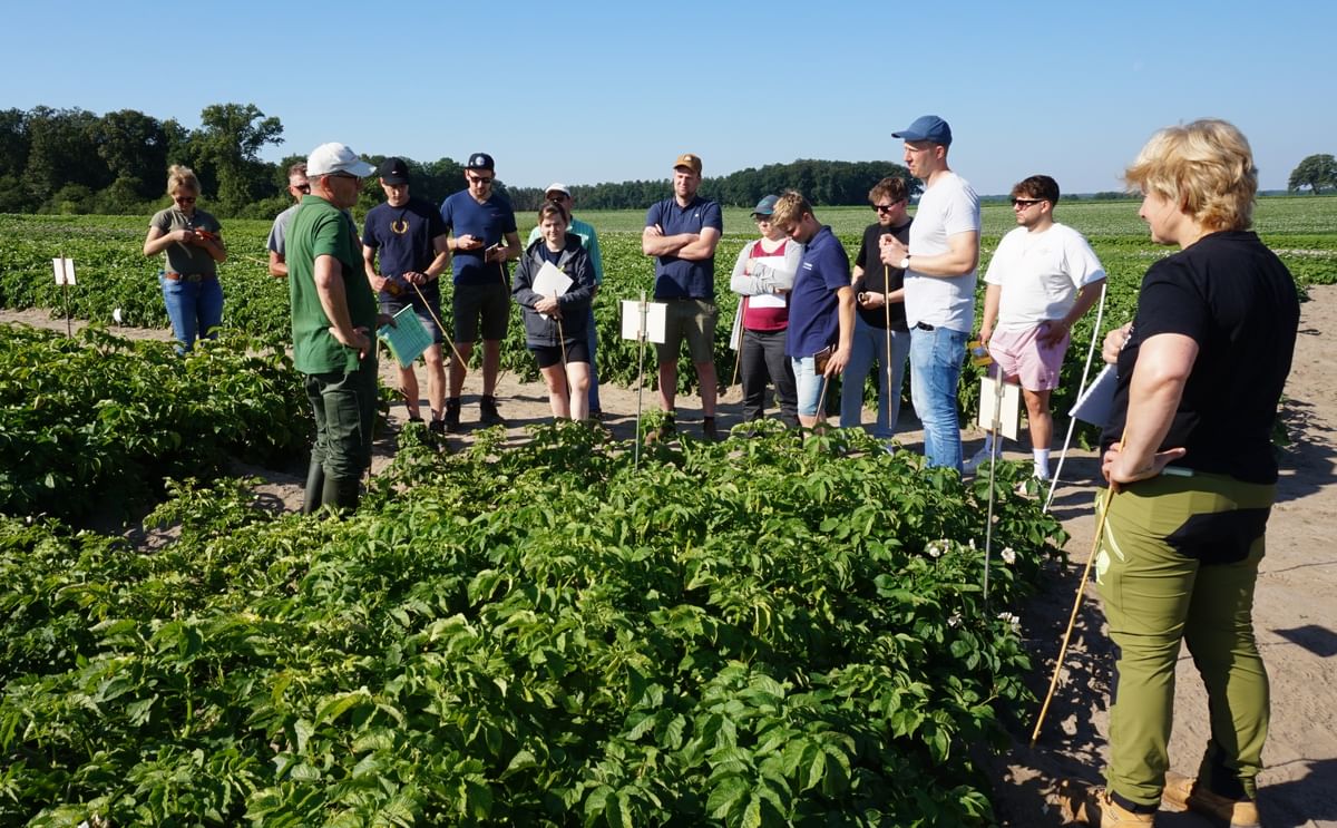 Inspection of the teaching and demonstration garden as part of the advanced training to become a potato specialist Inspection of the teaching and demonstration garden as part of the advanced training to become a potato specialist