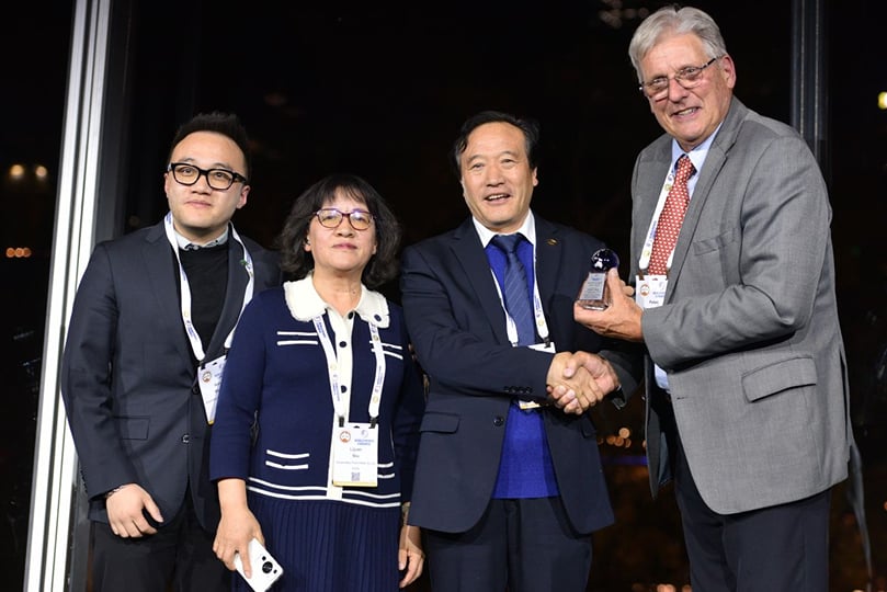 Award presented to distinguished Dengshe (Don) Wang, China by WPC President, Dr. Peter VanderZaag Award presented to distinguished Dengshe (Don) Wang, China by WPC President, Dr. Peter VanderZaag