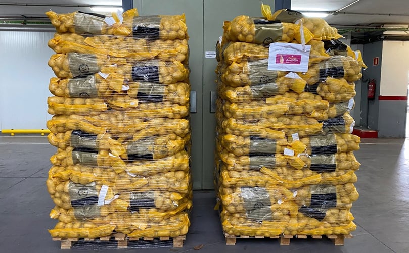 Dicha donación, que tuvo lugar el 14 de mayo, se ha realizado al Banco de Alimentos de Madrid con la entrega de 2.560 kg y al de Barcelona con 2.520 kg. Dicha donación, que tuvo lugar el 14 de mayo, se ha realizado al Banco de Alimentos de Madrid con la entrega de 2.560 kg y al de Barcelona con 2.520 kg.