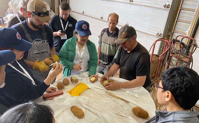 Donald and Greg Stavert show Filipino Farmers potato varieties Donald and Greg Stavert show Filipino Farmers potato varieties