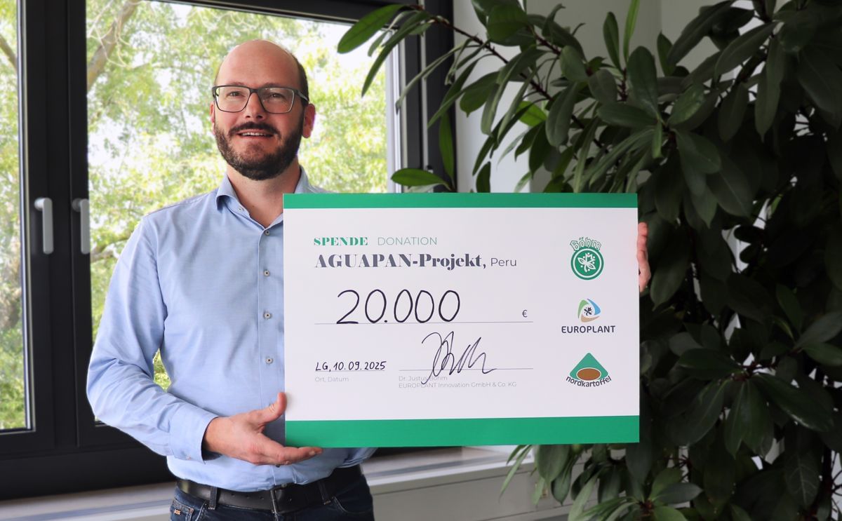 Dr. Justus Böhm, Managing Director of EUROPLANT, presents a €20,000 donation to AGUAPAN, a Peruvian initiative dedicated to preserving potato biodiversity and supporting local farming communities in the Andes.