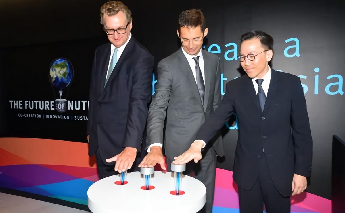 Dr. Stefan Doboczky, member of the Managing Board of Royal DSM, H. E. Jacques Werner, Ambassador of the Netherlands in Singapore, and Dr. Beh Swan Gin, Chairman of Singapore’s Economic Development Board