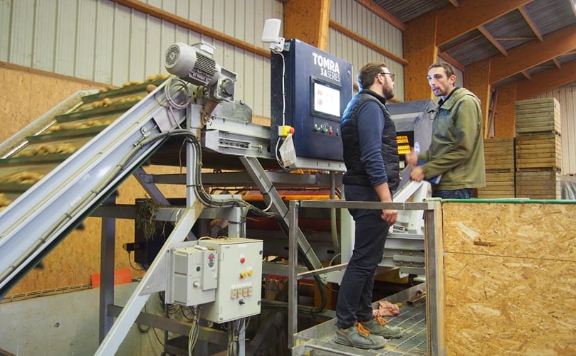 Guillaume Duchemin: 'The TOMRA 3A is very compact and was easy to add to the processing line, on the soil removal exit and before pallet packing. It is also strong and reliable machinery with faultless after-sales.' Guillaume Duchemin: 'The TOMRA 3A is very compact and was easy to add to the processing line, on the soil removal exit and before pallet packing. It is also strong and reliable machinery with faultless after-sales.'
