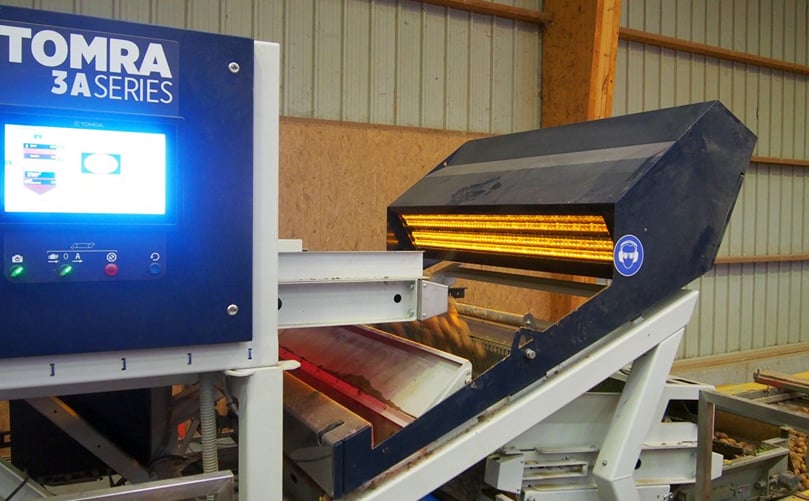 The TOMRA 3A was designed to run at very high speeds without damaging the products. At Duchemin, it can manage up to 30 varieties, from the smallest to the largest grade, representing all the cooking segments, such as firm white
flesh, firm red flesh, and chips. The TOMRA 3A was designed to run at very high speeds without damaging the products. At Duchemin, it can manage up to 30 varieties, from the smallest to the largest grade, representing all the cooking segments, such as firm white
flesh, firm red flesh, and chips.