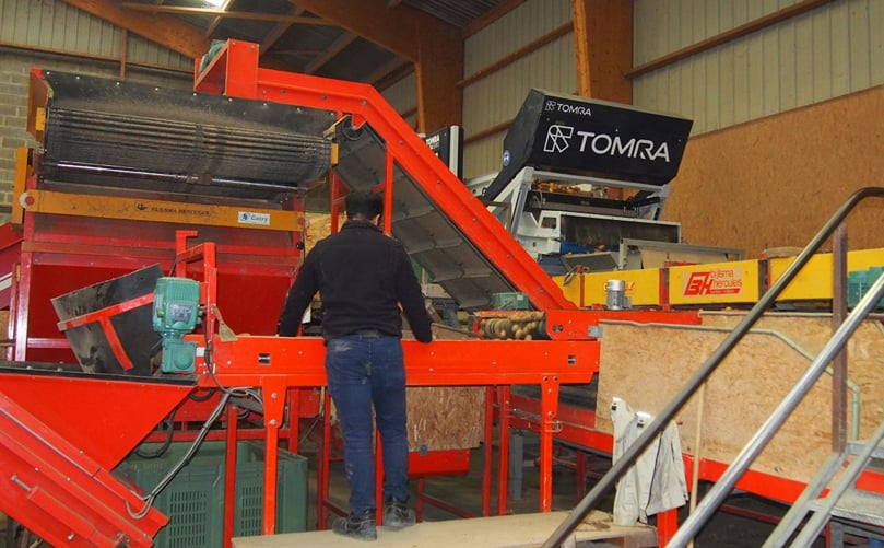 'Before the TOMRA 3A, we would have
assigned two extra people to sorting.
This is no longer needed; the machine
does the work. And above all, the speed
stays the same. For some varieties in
the past, we could spend an hour and a
half sorting a skip of potatoes whereas
with the TOMRA 3A, 45 minutes is
enough.' 'Before the TOMRA 3A, we would have
assigned two extra people to sorting.
This is no longer needed; the machine
does the work. And above all, the speed
stays the same. For some varieties in
the past, we could spend an hour and a
half sorting a skip of potatoes whereas
with the TOMRA 3A, 45 minutes is
enough.'