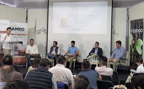 El II Encuentro Agroprofesional de la Patata ha reunido a más de un centenar de agricultores y técnicos para debatir sobre el estado actual del cultivo, las amenazas sanitarias y los retos de la sostenibilidad agraria. El II Encuentro Agroprofesional de la Patata ha reunido a más de un centenar de agricultores y técnicos para debatir sobre el estado actual del cultivo, las amenazas sanitarias y los retos de la sostenibilidad agraria.