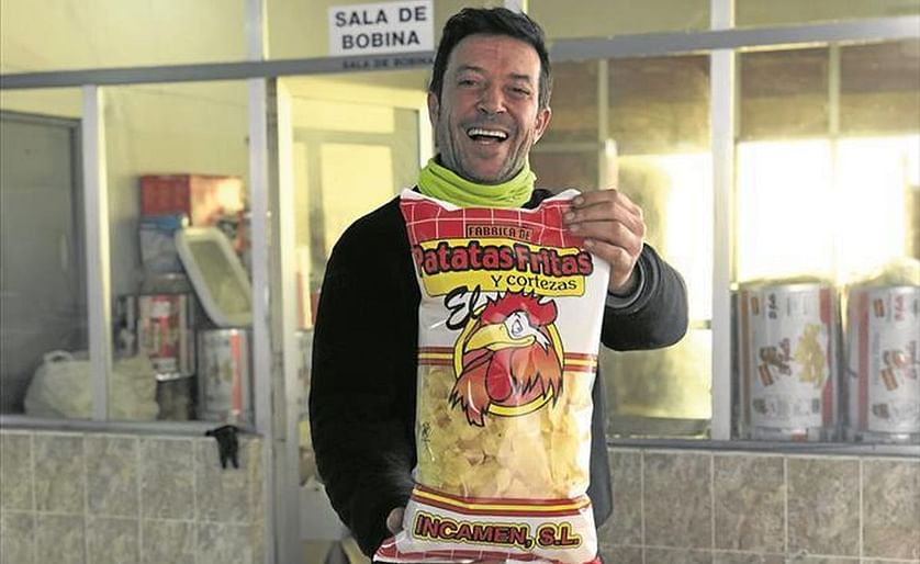 José Miguel Condón en la fábrica de Las Capellanías muestra la bolsa de patatas.