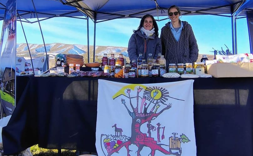 El stand de Crece desde el Pie en la Feria de Sostenibilidad: Laura Costela y Verónica González, integrantes de la organización