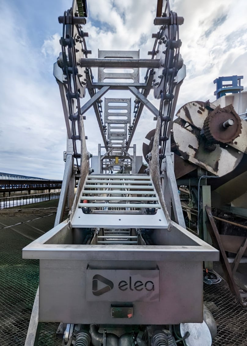 Chain-based transport system of the Elea PEF Advantage C 2000-600 designed for homogeneous pulsed electric field treatment of large crops Chain-based transport system of the Elea PEF Advantage C 2000-600 designed for homogeneous pulsed electric field treatment of large crops