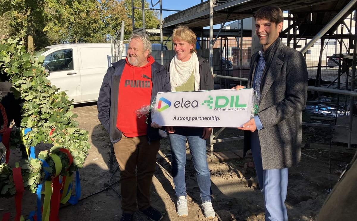Elea’s Managing Director, Stefan Toepfl, and Mayor Michael Buergel welcome guests to the celebration of the new headquarters in Quakenbrück Elea’s Managing Director, Stefan Toepfl, and Mayor Michael Buergel welcome guests to the celebration of the new headquarters in Quakenbrück