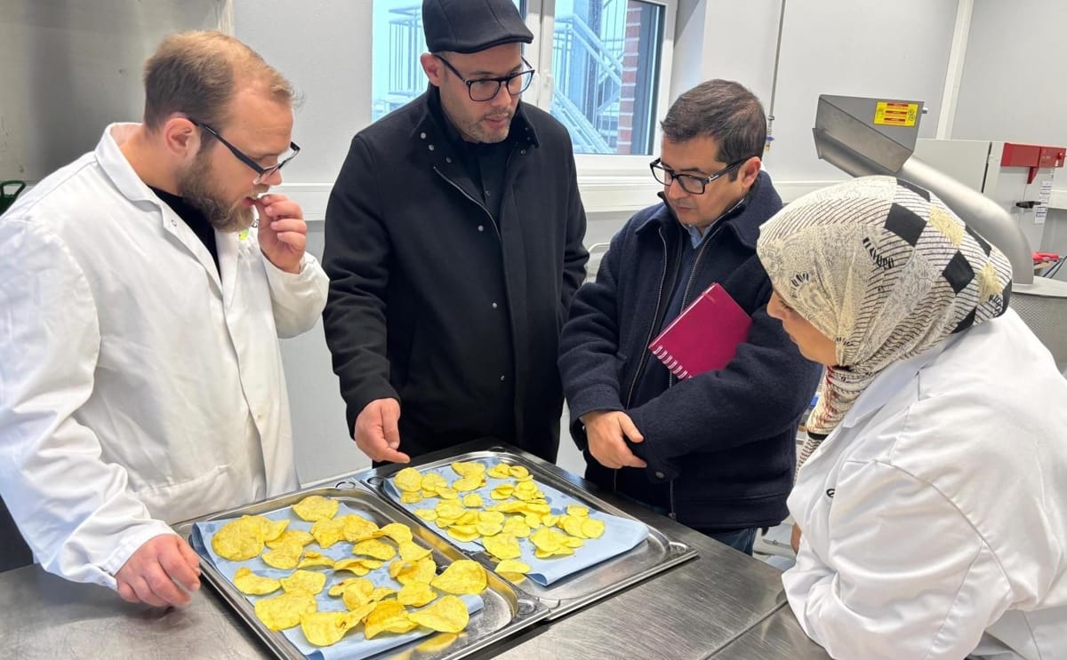 Potential customer delegation from North Africa evaluates potato chips produced during pulsed electric field (PEF) trials at ELEA Technology GmbH’s pilot facilities, guided by the company’s application team. Potential customer delegation from North Africa evaluates potato chips produced during pulsed electric field (PEF) trials at ELEA Technology GmbH’s pilot facilities, guided by the company’s application team.