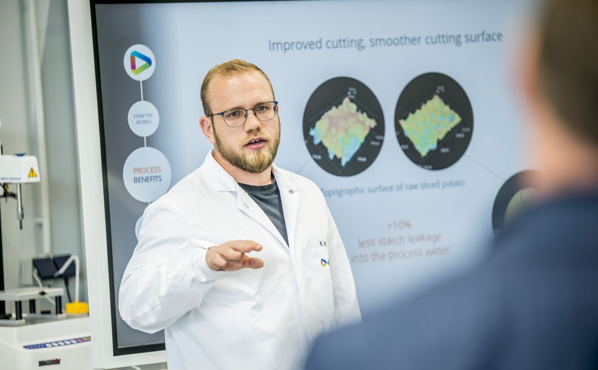 Elea representative explains the benefits of PEF processing with real-time visual data on cutting surface and starch leakage. Elea representative explains the benefits of PEF processing with real-time visual data on cutting surface and starch leakage.