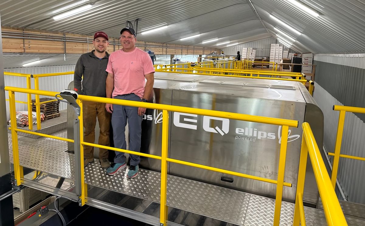 John and Wylie Thulen with the advanced camerabox of Ellips Grading technology John and Wylie Thulen with the advanced camerabox of Ellips Grading technology