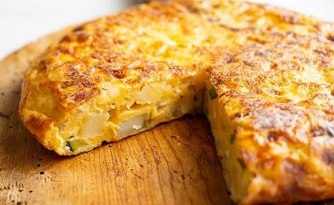 En nuestra gastronomía, la patata ha logrado un lugar de honor como ingrediente esencial de la tortilla española, cuyo consumo aumentó un 14,8%. En nuestra gastronomía, la patata ha logrado un lugar de honor como ingrediente esencial de la tortilla española, cuyo consumo aumentó un 14,8%.