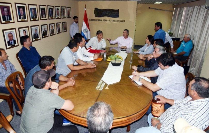 Reunión de productores hortofrutícolas con autoridades del Ministerio de Agricultura y Ganadería y el senador José Ledesma.