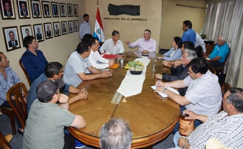 Reunión de productores hortofrutícolas con autoridades del Ministerio de Agricultura y Ganadería y el senador José Ledesma. Reunión de productores hortofrutícolas con autoridades del Ministerio de Agricultura y Ganadería y el senador José Ledesma.