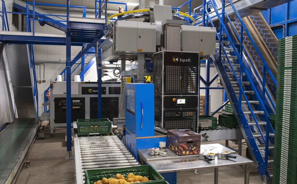 Eqraft®’s advanced potato packing line featuring the Combination Scale, Cratefiller, Boxfiller, Cartonfiller, Baxmatic, Bagfiller, and Sewing Lane, designed for efficiency and precision Eqraft®’s advanced potato packing line featuring the Combination Scale, Cratefiller, Boxfiller, Cartonfiller, Baxmatic, Bagfiller, and Sewing Lane, designed for efficiency and precision