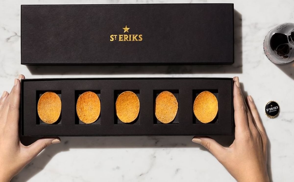 Starting from the premise that an exclusive beer requires an exclusive snack, the Swedish brewery St. Eriks prepared a beautifully designed box containing 5 hand-made potato chips (of course from potatoes planted and harvested by hand as well). Starting from the premise that an exclusive beer requires an exclusive snack, the Swedish brewery St. Eriks prepared a beautifully designed box containing 5 hand-made potato chips (of course from potatoes planted and harvested by hand as well).