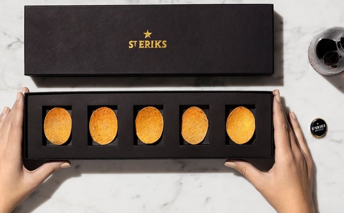 Starting from the premise that an exclusive beer requires an exclusive snack, the Swedish brewery St. Eriks prepared a beautifully designed box containing 5 hand-made potato chips (of course from potatoes planted and harvested by hand as well). Starting from the premise that an exclusive beer requires an exclusive snack, the Swedish brewery St. Eriks prepared a beautifully designed box containing 5 hand-made potato chips (of course from potatoes planted and harvested by hand as well).