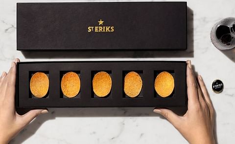 Starting from the premise that an exclusive beer requires an exclusive snack, the Swedish brewery St. Eriks prepared a beautifully designed box containing 5 hand-made potato chips (of course from potatoes planted and harvested by hand as well). Starting from the premise that an exclusive beer requires an exclusive snack, the Swedish brewery St. Eriks prepared a beautifully designed box containing 5 hand-made potato chips (of course from potatoes planted and harvested by hand as well).