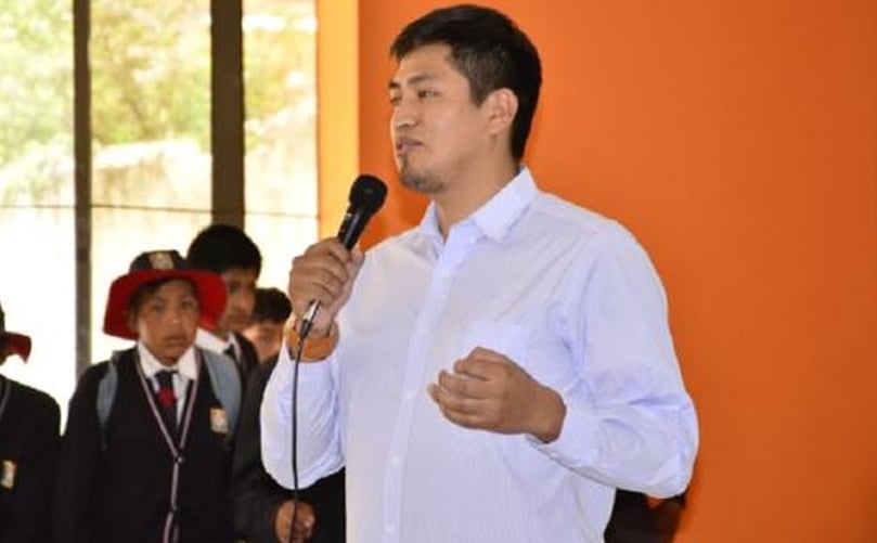 Mientras se apresta a culminar sus estudios de pregrado, dado que cursa el décimo ciclo, y graduarse como bachiller en Ingeniería Eléctrica, Emilio Espinoza siente, a sus 27 años de edad, que la labor de voluntariado social continuará a la par con su preparación académica. Mientras se apresta a culminar sus estudios de pregrado, dado que cursa el décimo ciclo, y graduarse como bachiller en Ingeniería Eléctrica, Emilio Espinoza siente, a sus 27 años de edad, que la labor de voluntariado social continuará a la par con su preparación académica.