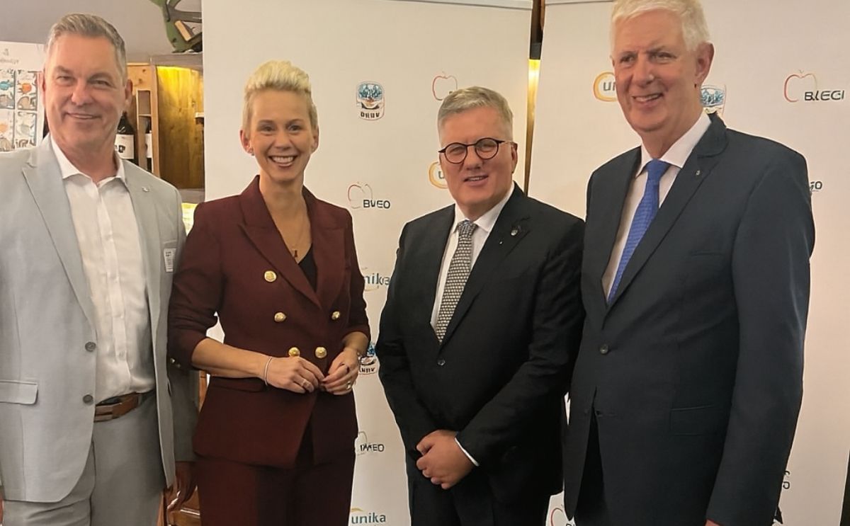(LR) Johannes Bliestle Chairman of BVEO , Silvia Breher, Parliamentary State Secretary at BMLEH, Thomas Herkenrath, President of DKHV, Olaf Feuerborn Chairman of UNIKA.