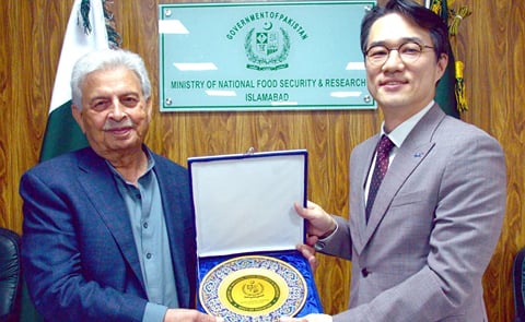 Federal Minister for National Food Security and Research, Rana Tanveer Hussain, and KOICA Director, Mr. Je Ho Yeon, mark the occasion with an exchange of a commemorative shield during the delegation’s visit to the Ministry in Islamabad. Federal Minister for National Food Security and Research, Rana Tanveer Hussain, and KOICA Director, Mr. Je Ho Yeon, mark the occasion with an exchange of a commemorative shield during the delegation’s visit to the Ministry in Islamabad.
