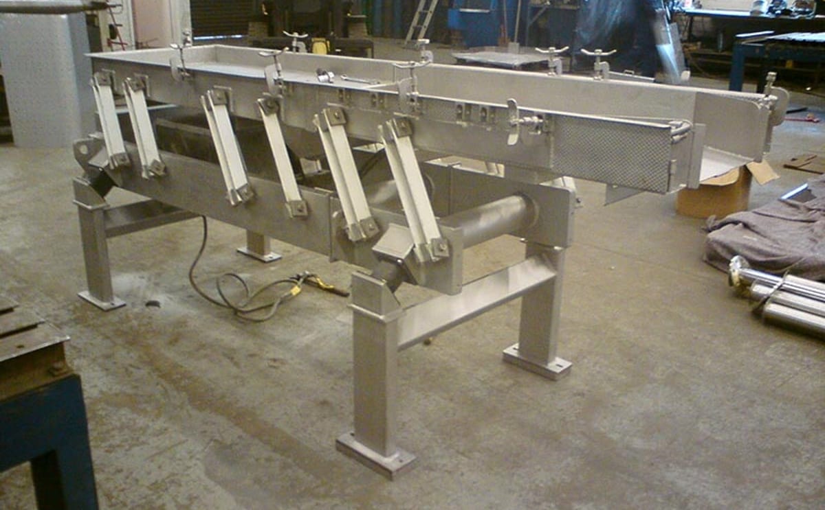 Fabcon Food Systems - FREE-FLOW / FREE-FLOW DIRECT Vibratory Conveyor