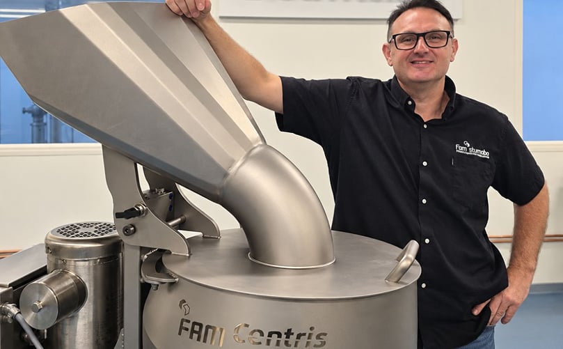 Leighton Banner, Branch Manager de FAM STUMABO UK & Ireland, presenta el nuevo sistema de alimentación perfilado universal para la SureTec 240P, diseñado para procesar una gama más amplia de patatas y boniatos. Leighton Banner, Branch Manager de FAM STUMABO UK & Ireland, presenta el nuevo sistema de alimentación perfilado universal para la SureTec 240P, diseñado para procesar una gama más amplia de patatas y boniatos.
