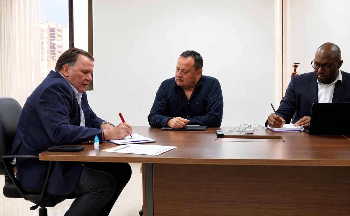 Reunión entre representantes del Ministerio de Agricultura y Desarrollo Rural de Colombia y Fedepapa para impulsar medidas que reduzcan los costos de producción y mejoren la rentabilidad del sector papero