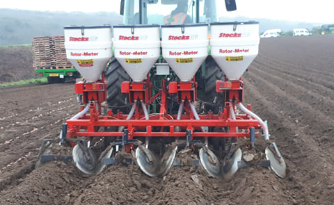 Fertiliser placement on covering frame Fertiliser placement on covering frame