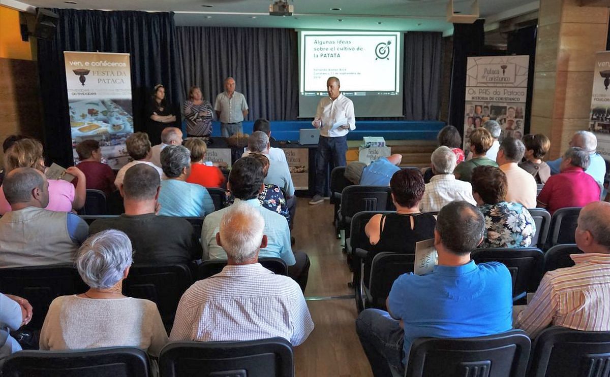 La jornada técnica que inauguró la Festa da Pataca de Coristanco abordó temas como la retirada del mercado de productos como Clorprofam o Diquat o cómo el brexit afectará a los productores de toda España.